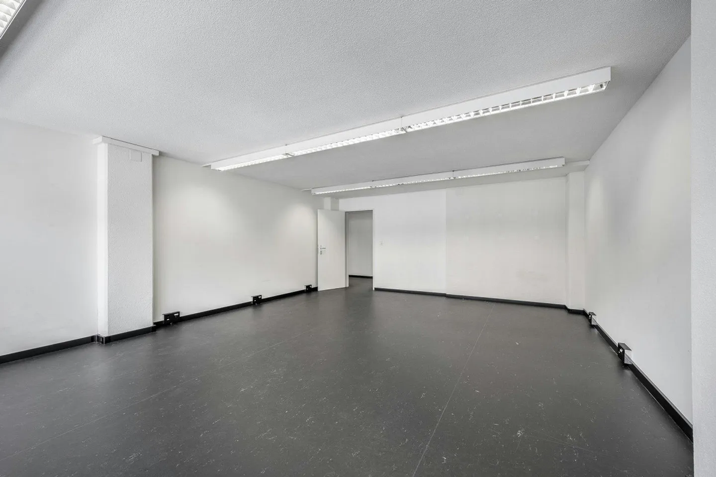 Office/Commercial Space on the 2nd Floor with Goods Lift to the Rental Area in Zurich... - Photo 3 of 13