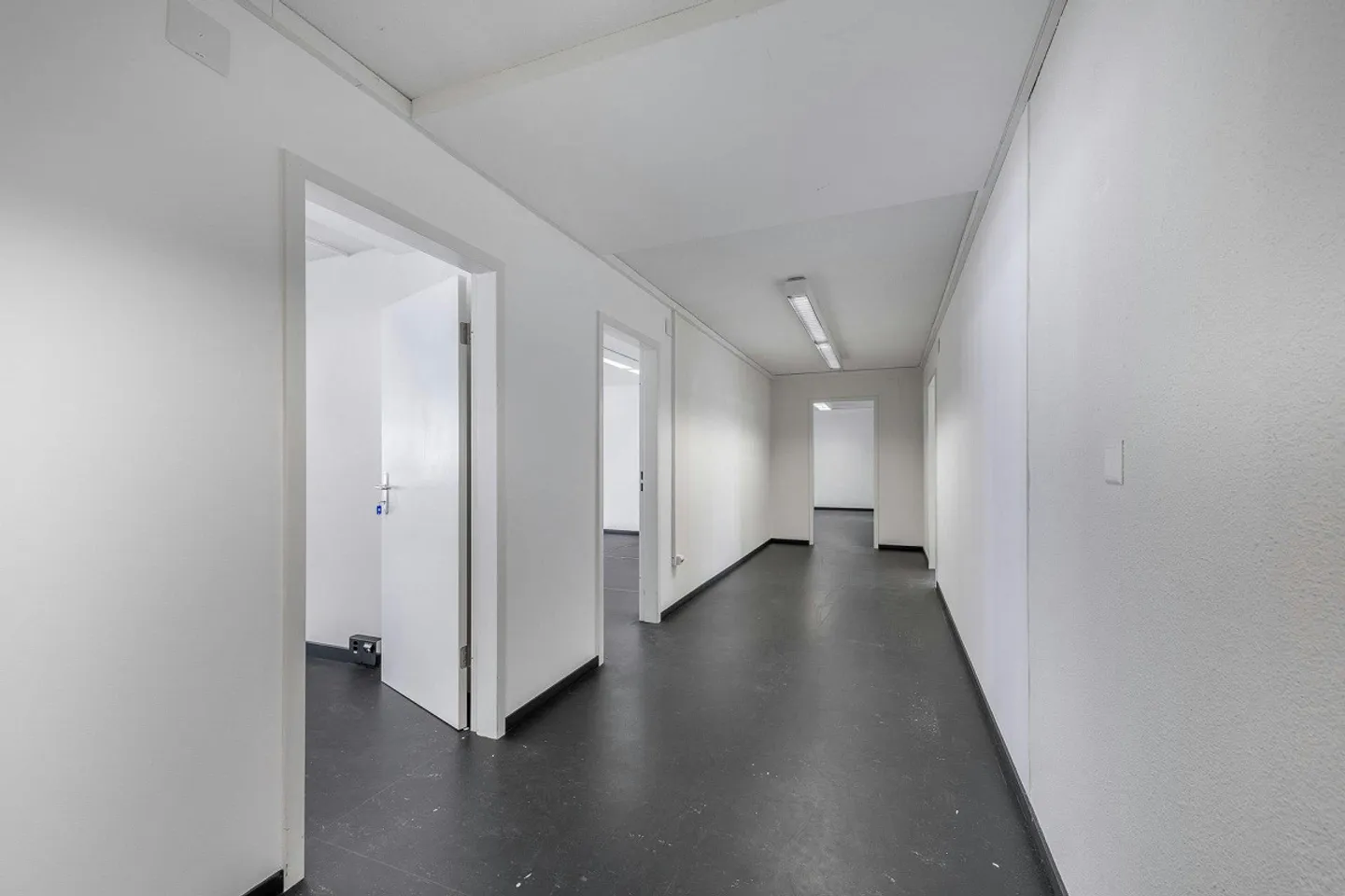 Office/Commercial Space on the 2nd Floor with Goods Lift to the Rental Area in Zurich... - Photo 4 of 13