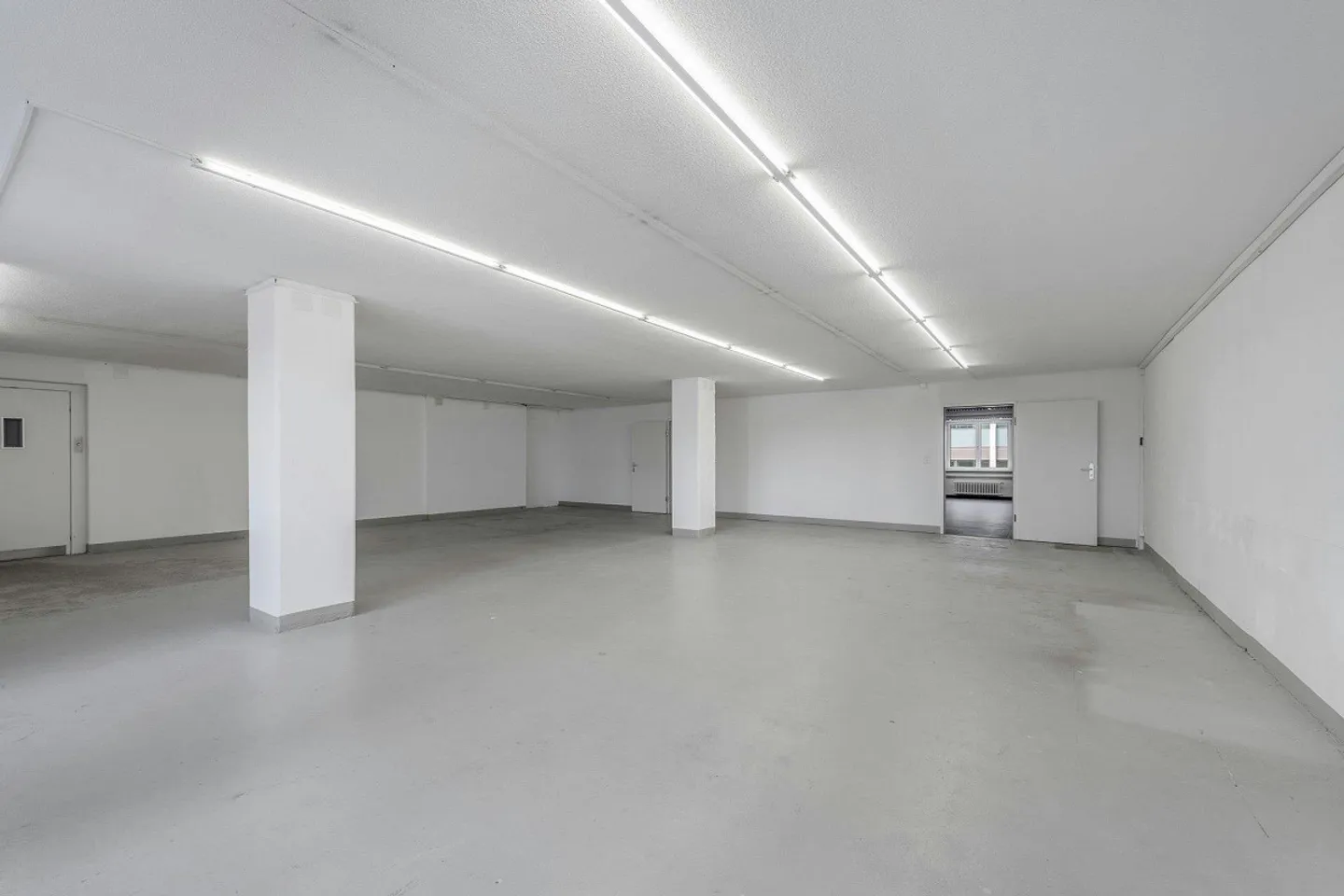 Office/Commercial Space on the 2nd Floor with Goods Lift to the Rental Area in Zurich... - Photo 7 of 13