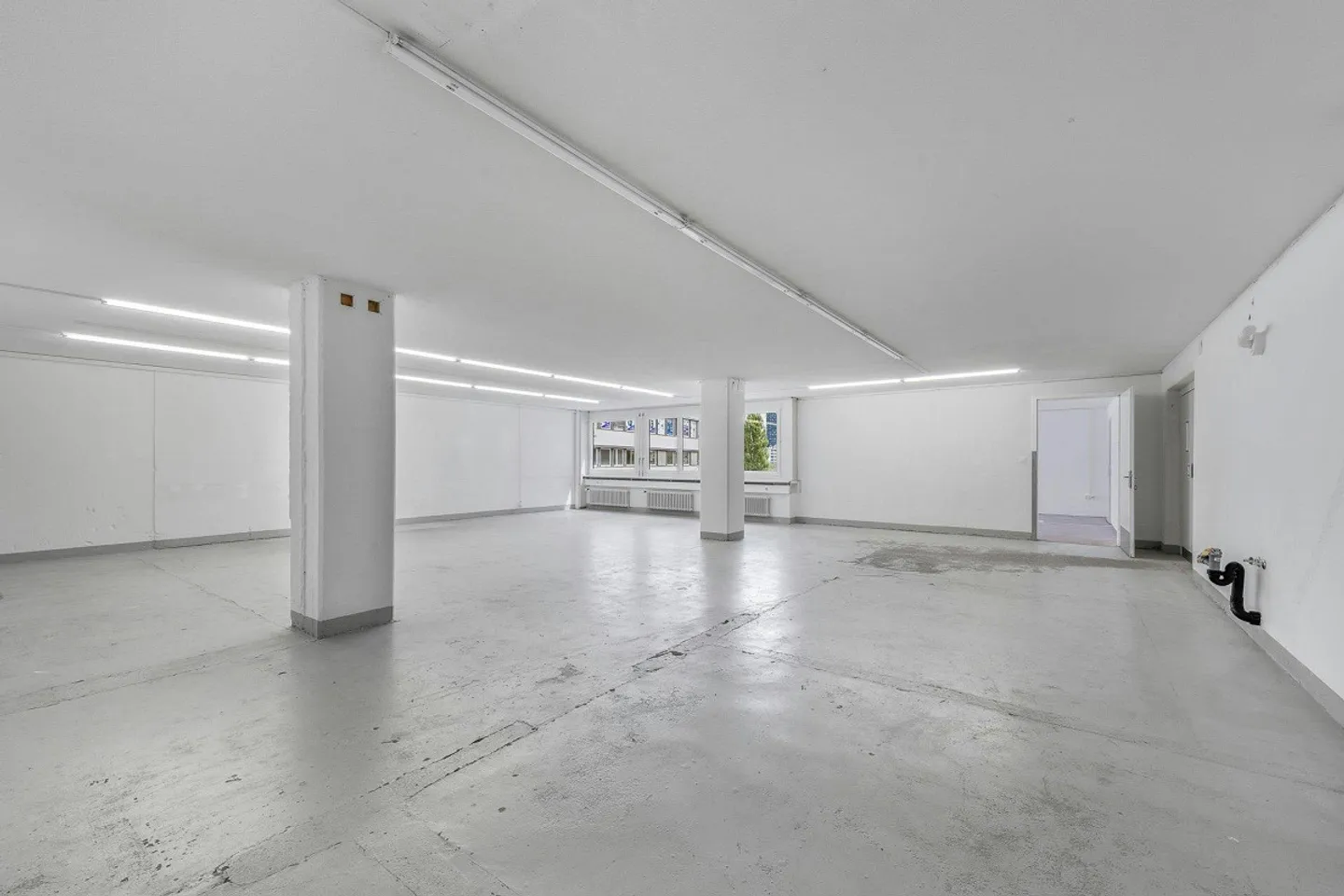 Office/Commercial Space on the 2nd Floor with Goods Lift to the Rental Area in Zurich... - Photo 8 of 13