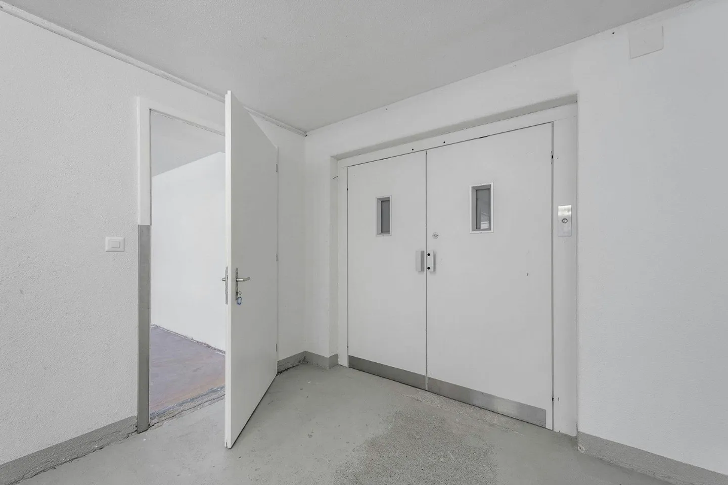 Office/Commercial Space on the 2nd Floor with Goods Lift to the Rental Area in Zurich... - Photo 9 of 13