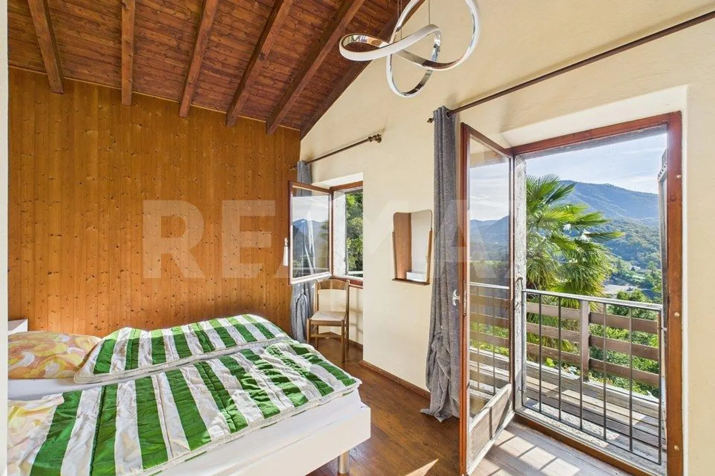 Holiday home with a view and renovation potential - Photo 3 of 13