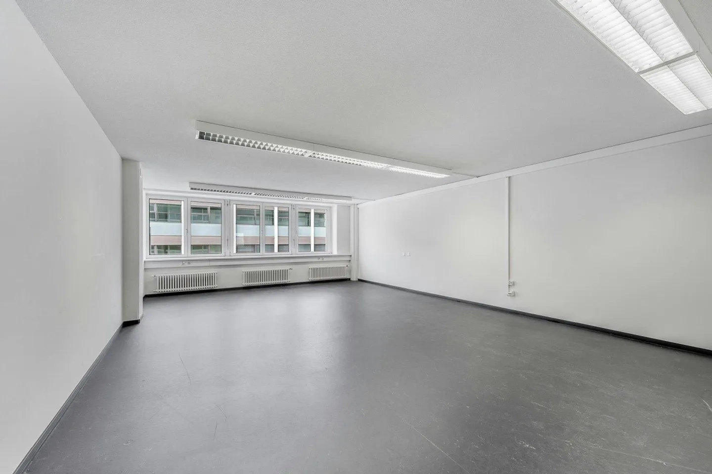 Office/Commercial Space on the 2nd Floor with Goods Lift to the Rental Area in Zurich... - Photo 5 of 13