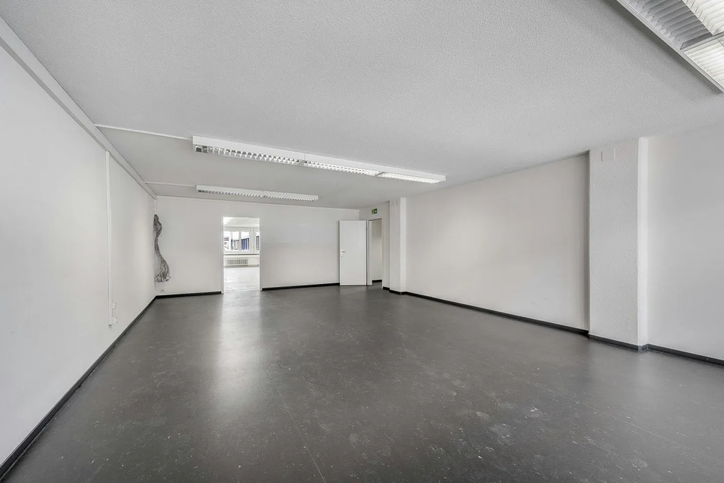 Office/Commercial Space on the 2nd Floor with Goods Lift to the Rental Area in Zurich... - Photo 6 of 13