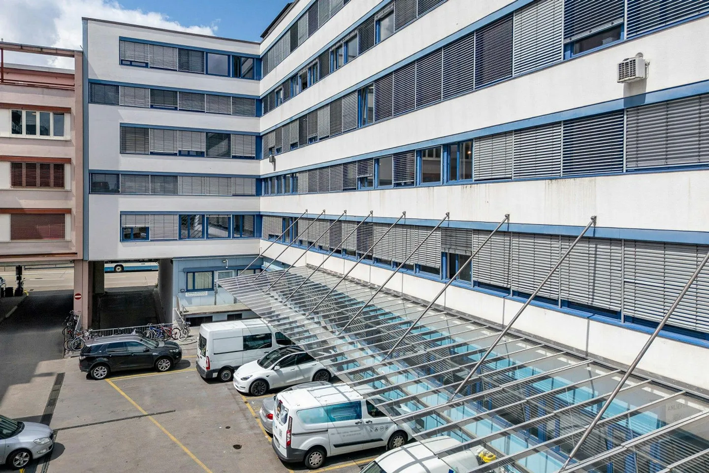 Office/Commercial Space on the 2nd Floor with Goods Lift to the Rental Area in Zurich... - Photo 13 of 13