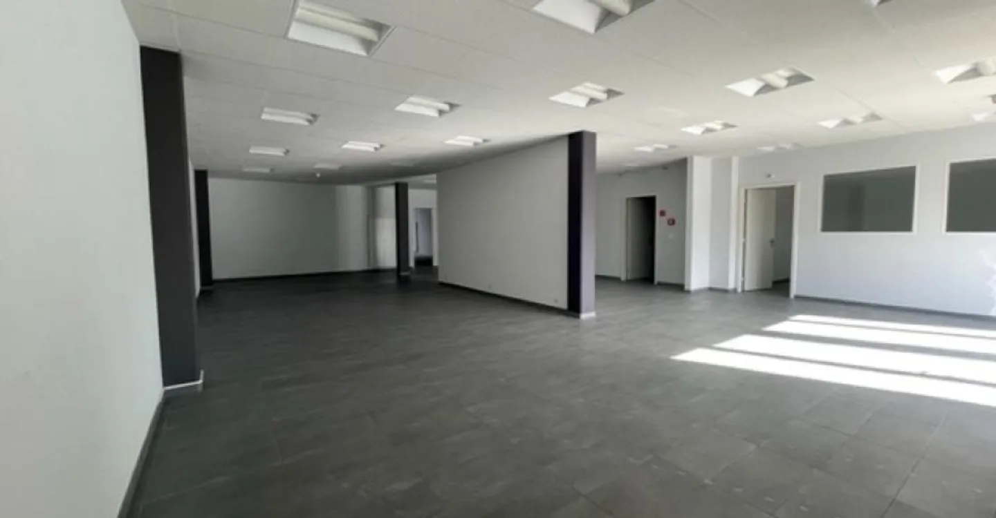 Spazio Commerciale Spazioso - Foto 1 di 6