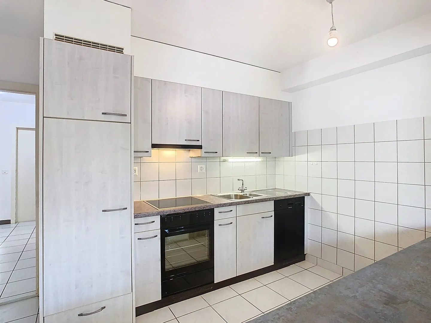 SCHÖNE 3½ ZIMMER IN EINER GRÜNEN UMGEBUNG - Foto 1 von 12