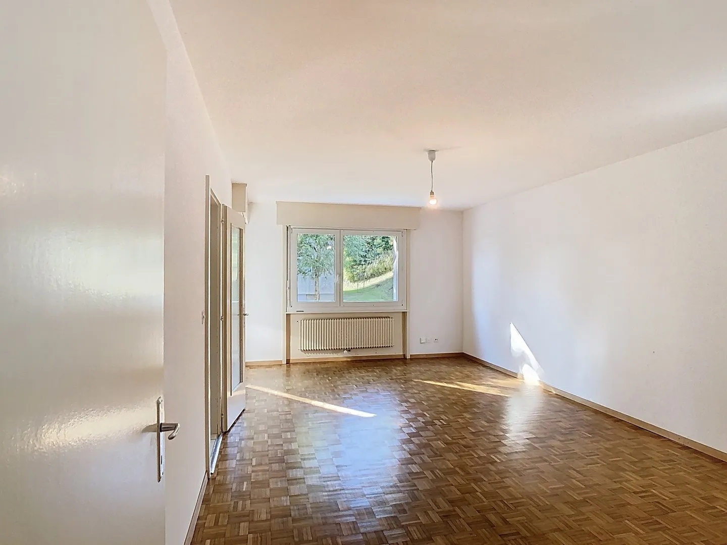 SCHÖNE 3½ ZIMMER IN EINER GRÜNEN UMGEBUNG - Foto 3 von 12