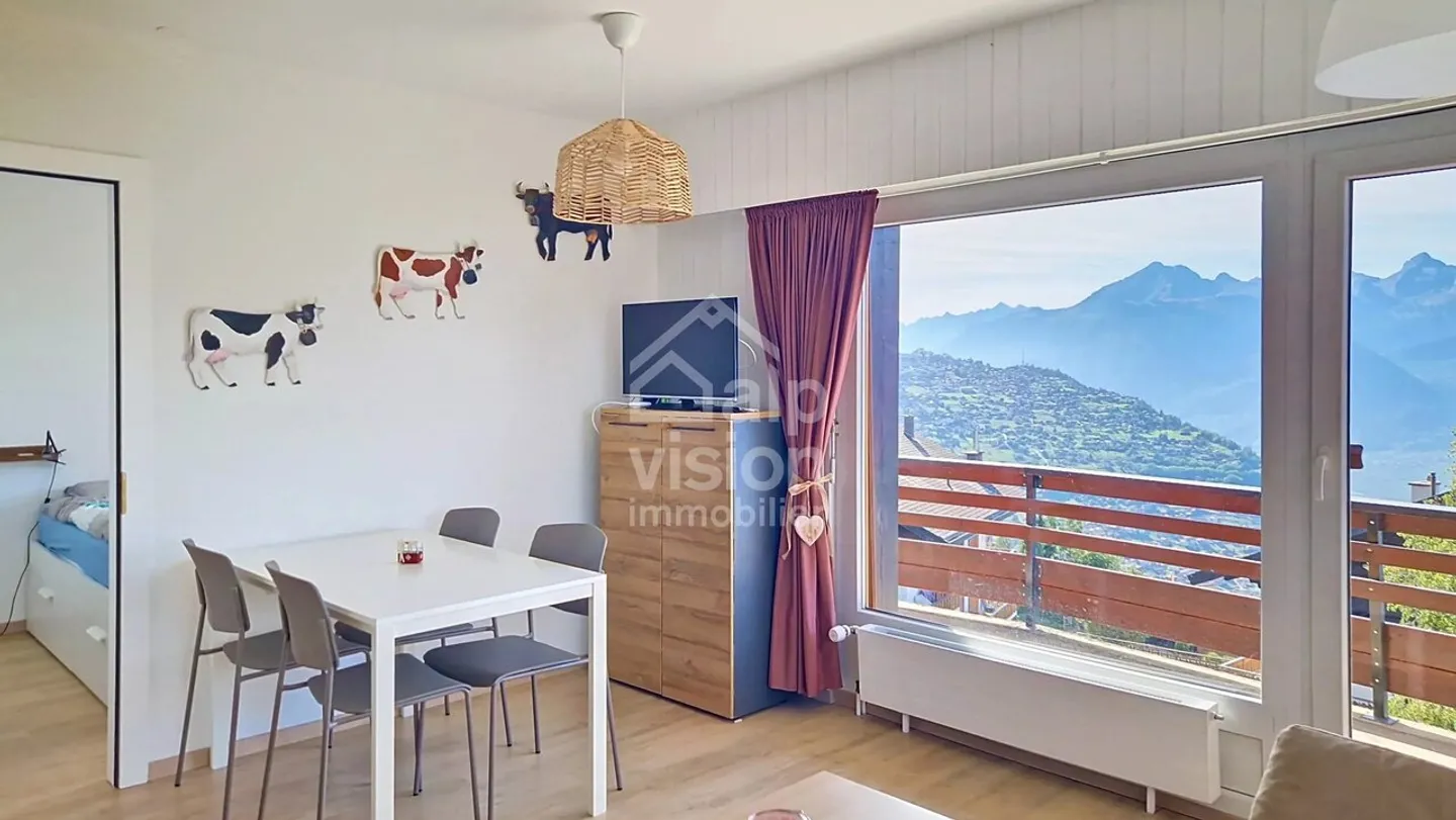 2,5 ZIMMER MIT PANORAMABLICK IM HERZEN DER STATION, 4 TäLER - Foto 2 von 13