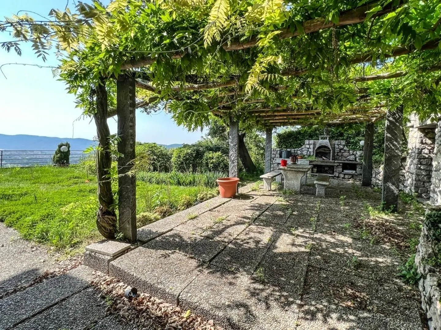 Il paradiso perfetto per le famiglie: Spaziosa casa 10.5 locali a Tremona! - Foto 9 di 11