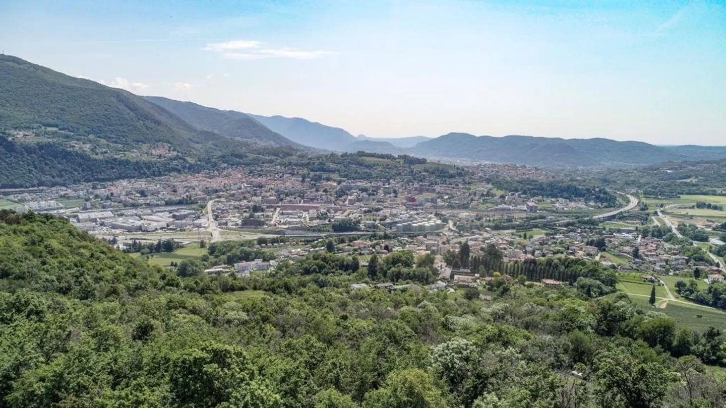 Il paradiso perfetto per le famiglie: Spaziosa casa 10.5 locali a Tremona! - Foto 10 di 11