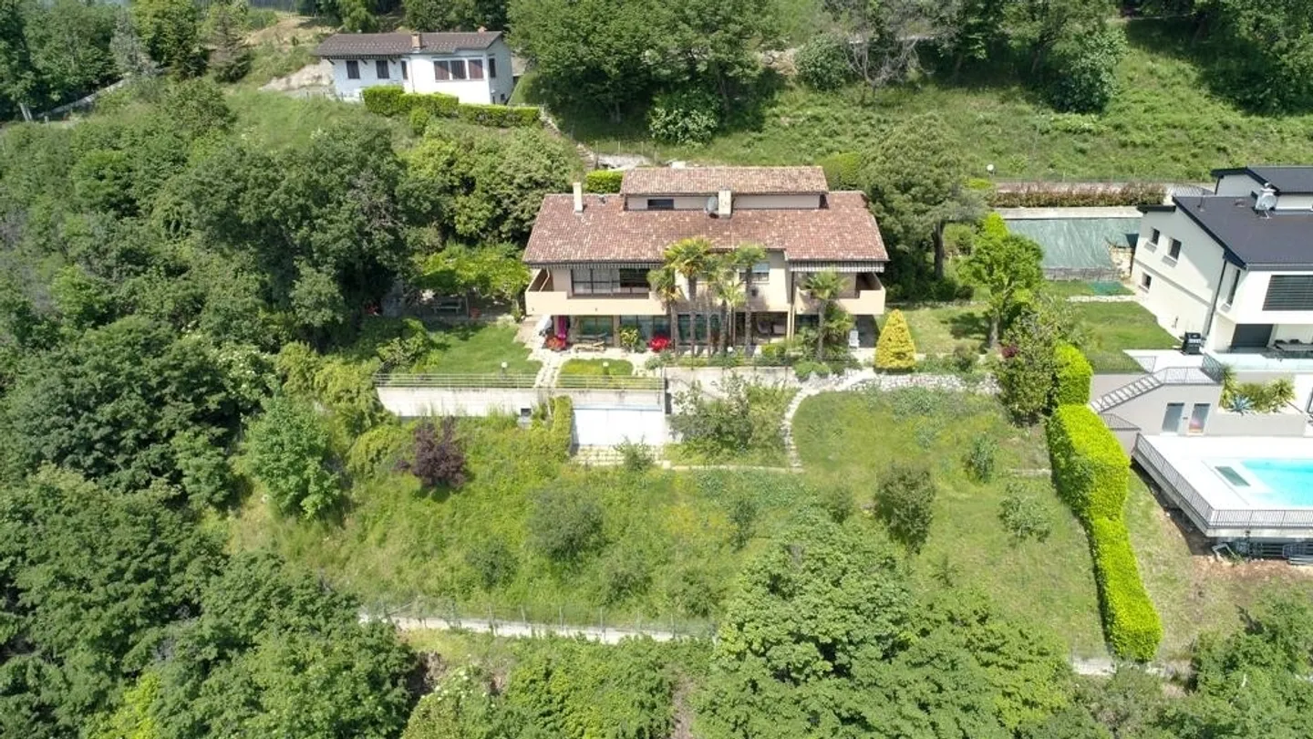 Il paradiso perfetto per le famiglie: Spaziosa casa 10.5 locali a Tremona! - Foto 1 di 11