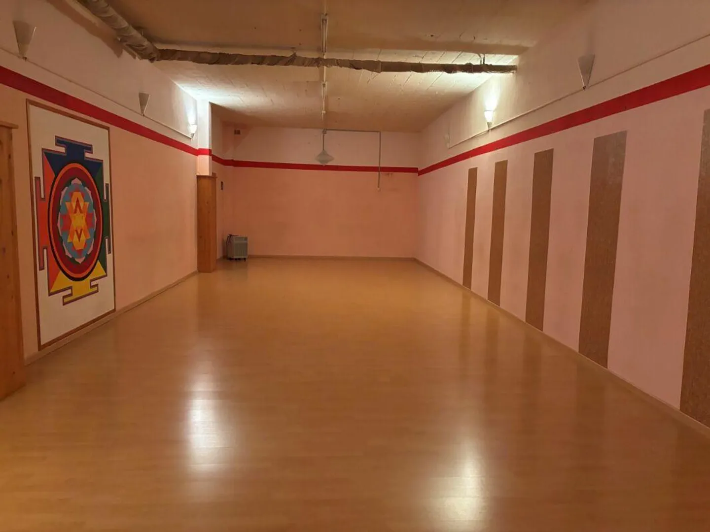 147 m2 space for rent just steps from the train station - Photo 1 of 6