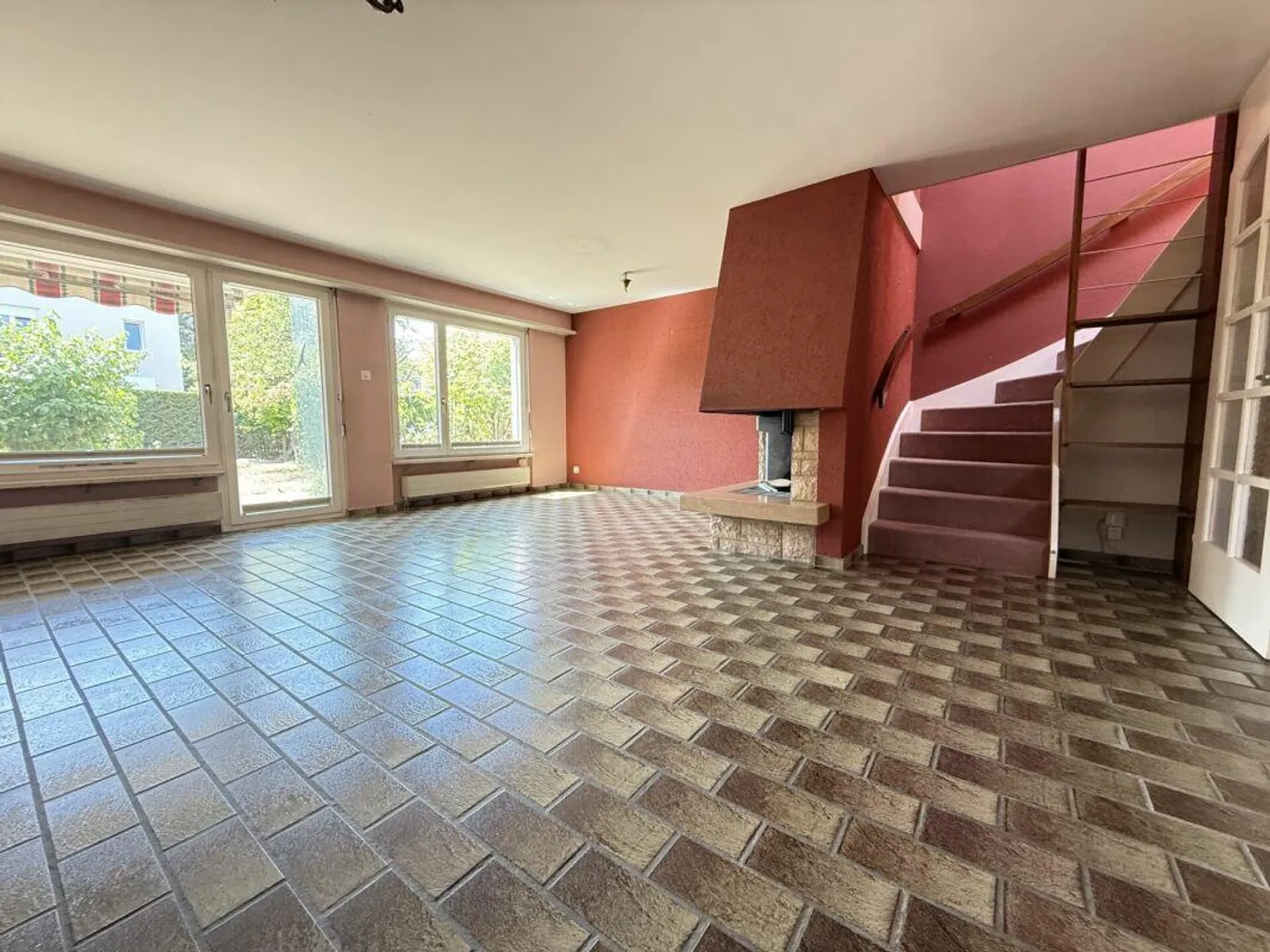 Maison individuelle d'angle de 4 1/2 pièces située au calme avec jardin - Photo 4 sur 21