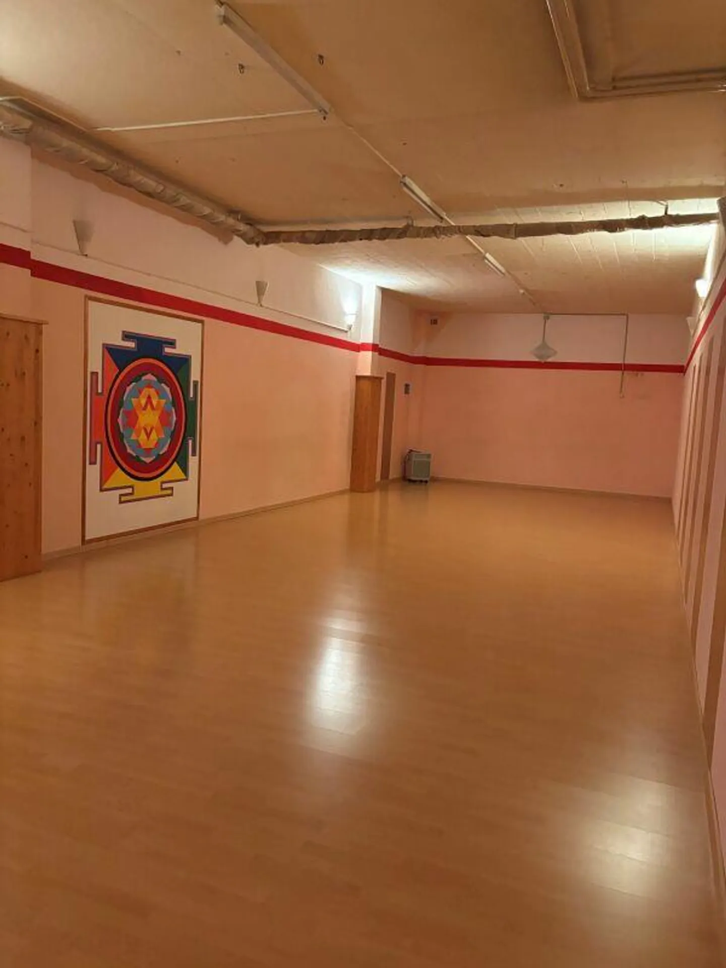 147 m2 space for rent just steps from the train station - Photo 2 of 6