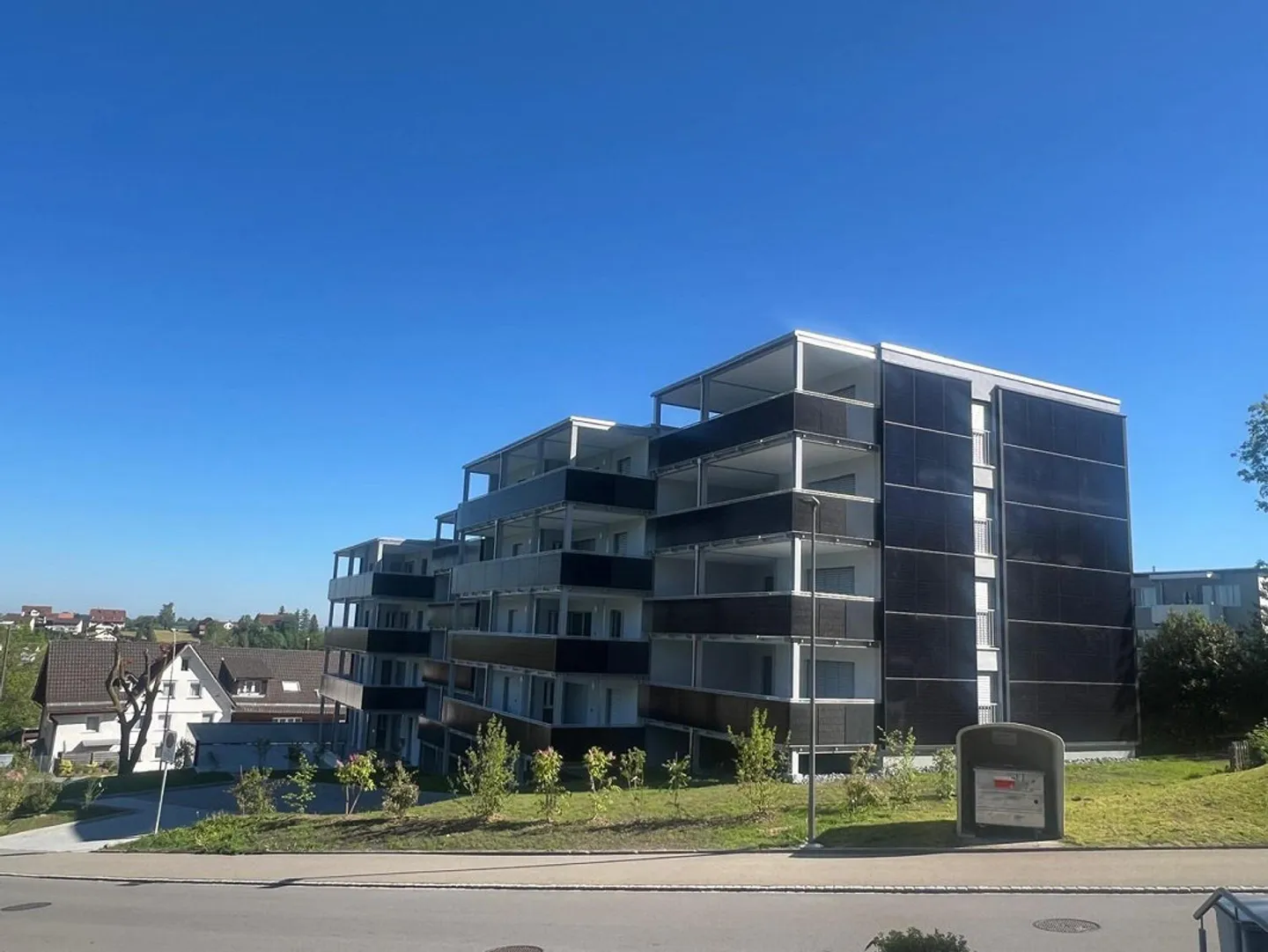 Erstbezug von gesamtrenovierten Wohnungen mit Photovoltaik-Fassade - Photo 1 of 8