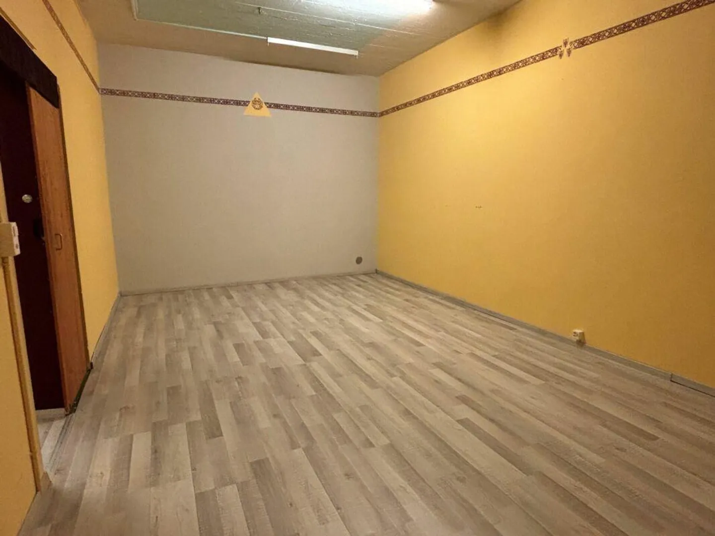 147 m2 space for rent just steps from the train station - Photo 5 of 6