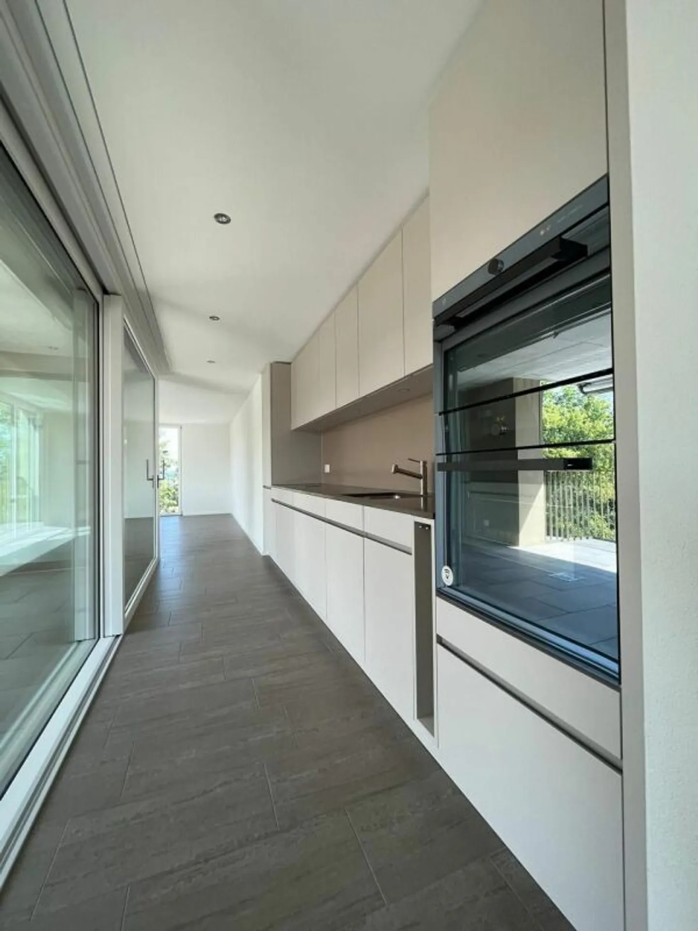 Appartement 2,5 pièces avec balcon incluant une place de parking dans le garage souterrain - Photo 2 sur 5