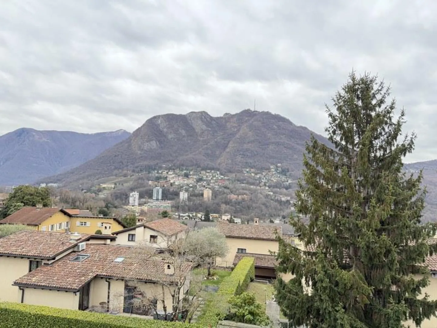 DACHGESCHOSSWOHNUNG 5.5 ZIMMER MIT TERRASSE UND OFFENEM BLICK - Foto 2 von 13