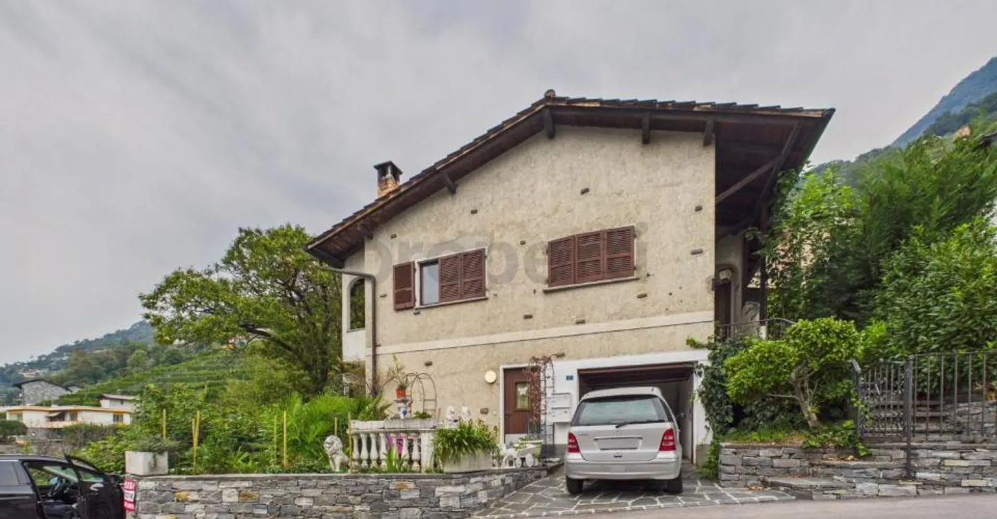 Maison bifamiliale avec vue panoramique dans un quartier résidentiel de Cugnasco - Foto 1 di 12