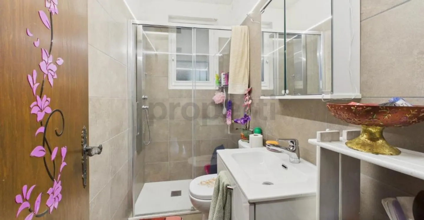 Maison bifamiliale avec vue panoramique dans un quartier résidentiel de Cugnasco - Foto 9 di 12