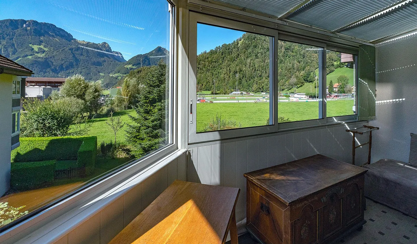Charming 3.5 Room Apartment with Beautiful View - Photo 5 of 9