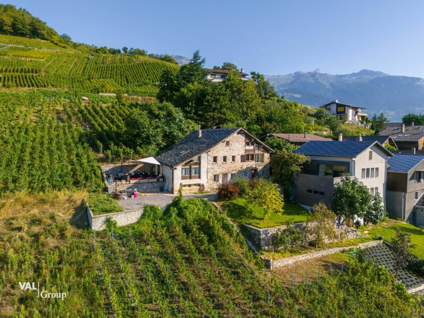 Einzigartige Gelegenheit: Haus mit zwei unabhängigen Wohnungen (5,5 und 2,5 Zimmer) - Foto 1 von 21