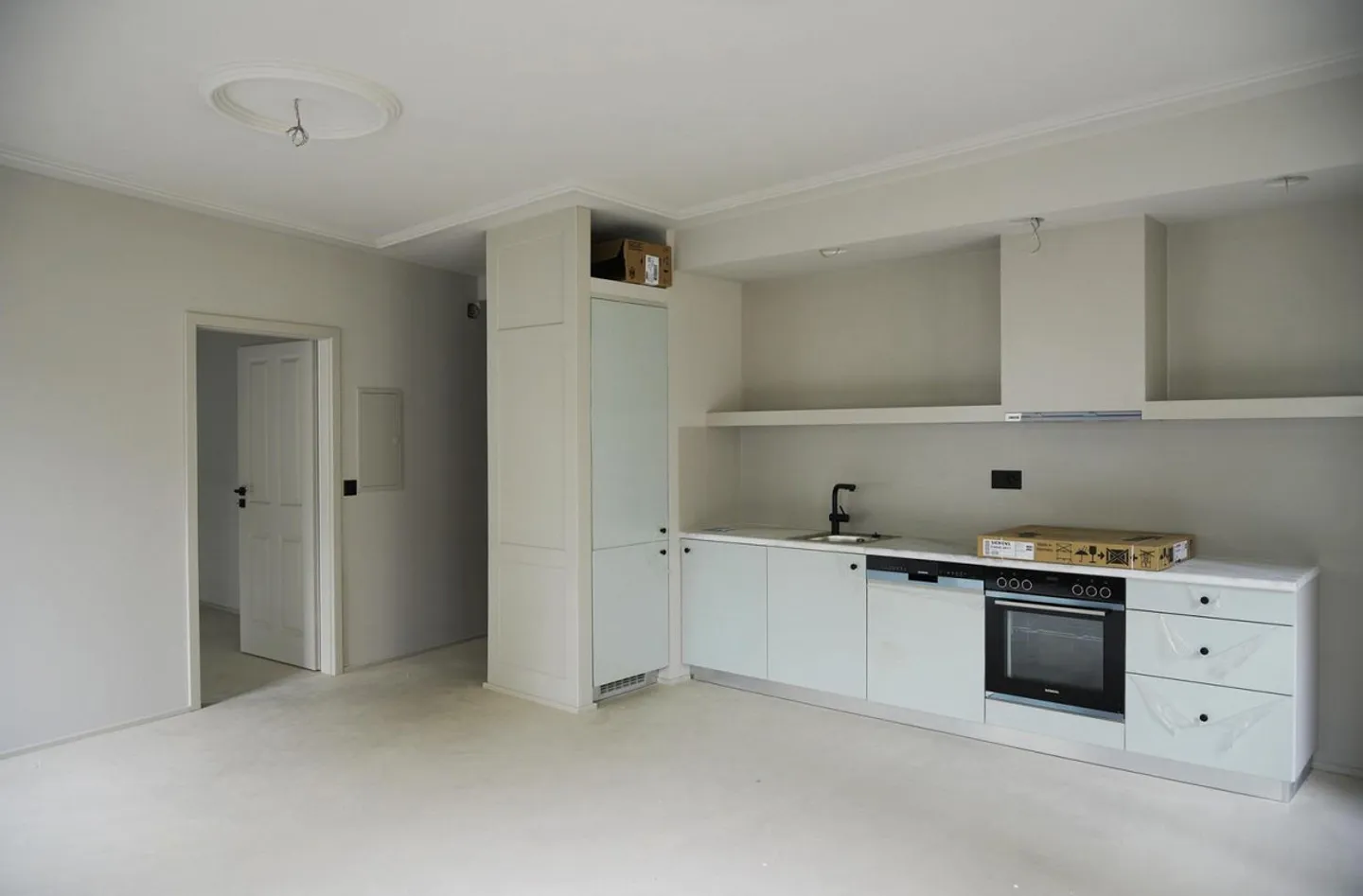 Living with Style - Charming Old Building Apartment in New Shine - Photo 3 of 7