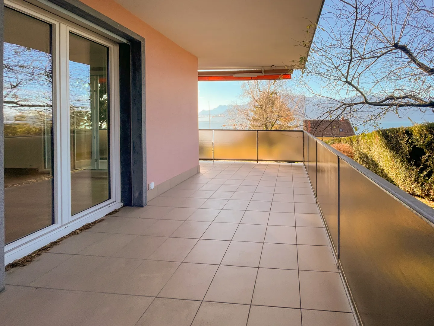 Appartement spacieux de 5,5 pièces avec vue sur le lac - Photo 2 sur 13