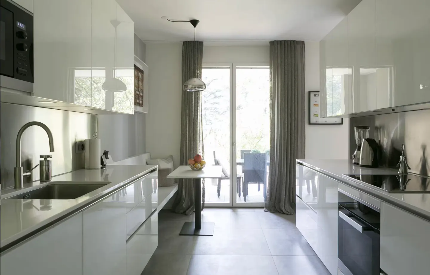 Elegant Ground-Floor Apartment - Photo 3 of 7