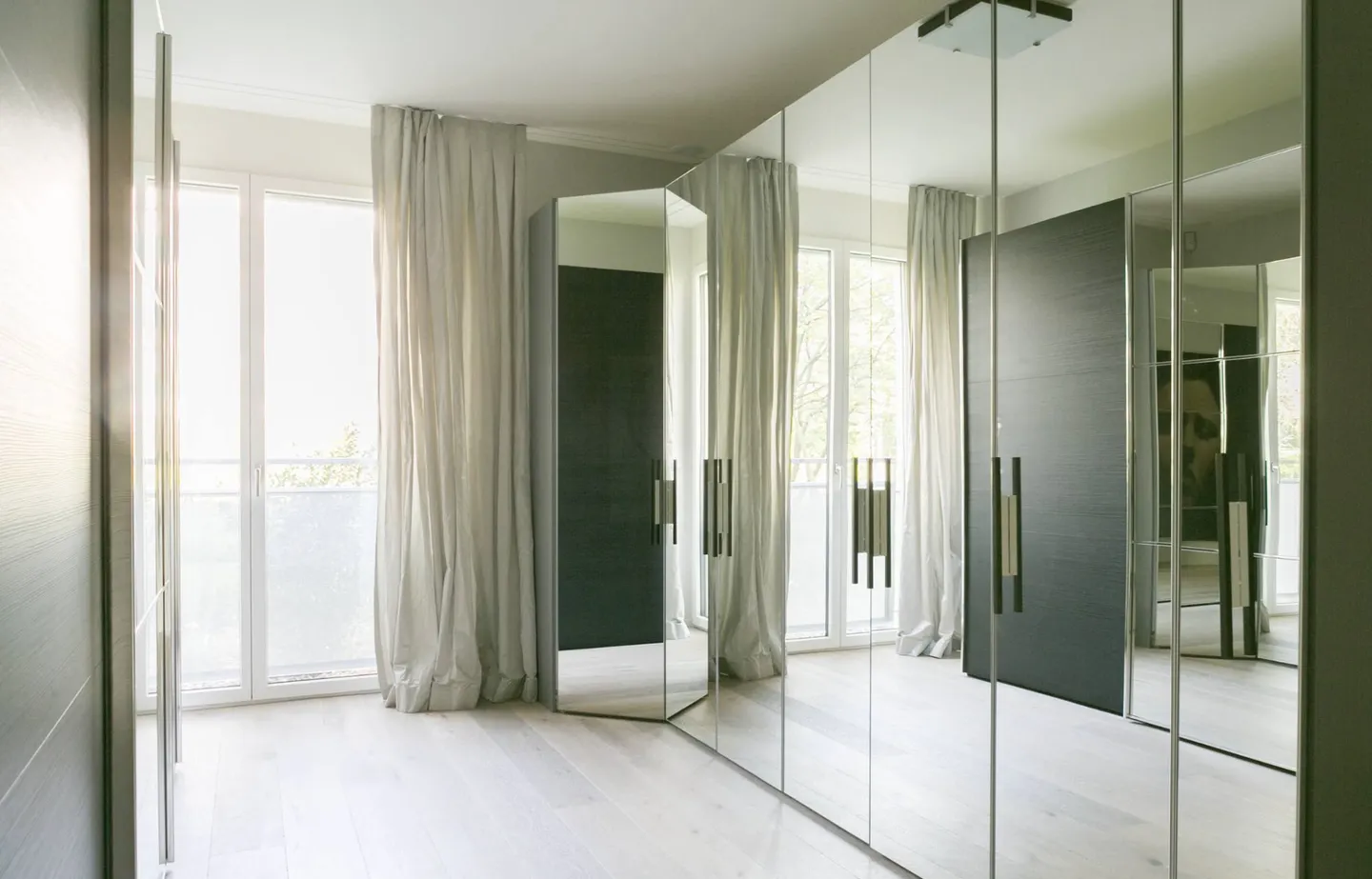 Elegant Ground-Floor Apartment - Photo 5 of 7