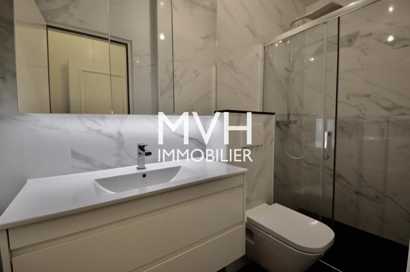 Luxury Apartment with Pool - Photo 9 of 10