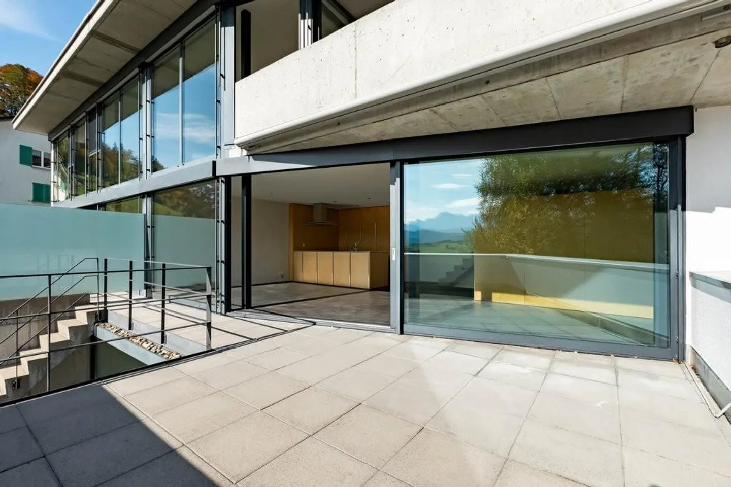Casa familiare moderna con vista - Foto 3 di 12