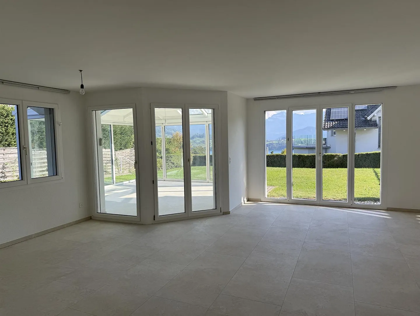 Exklusive Oase mit Seeblick - Foto 3 von 11