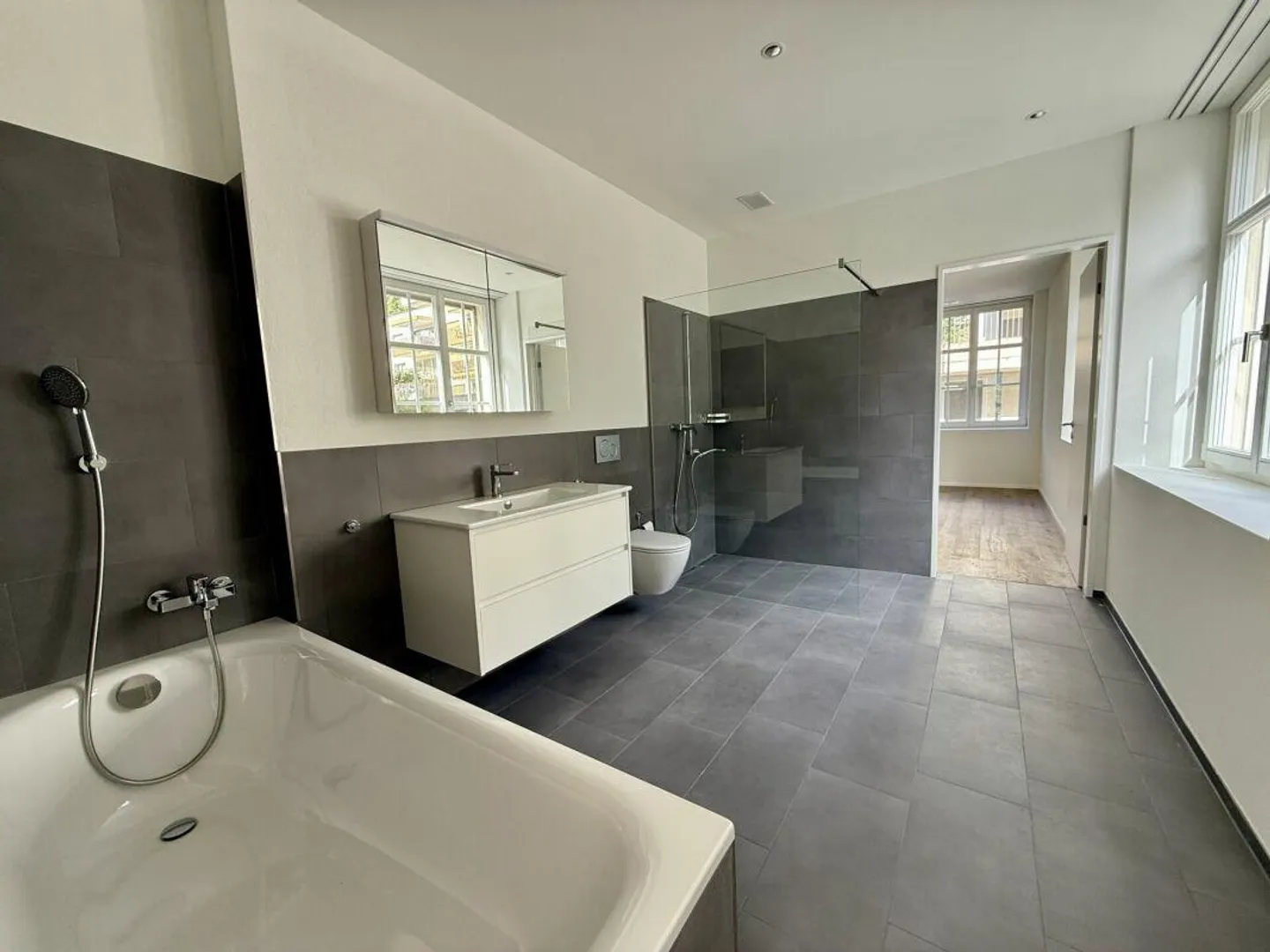 Appartement de 4,5 pièces de style loft, adapté aux familles, avec patio - Photo 10 sur 13