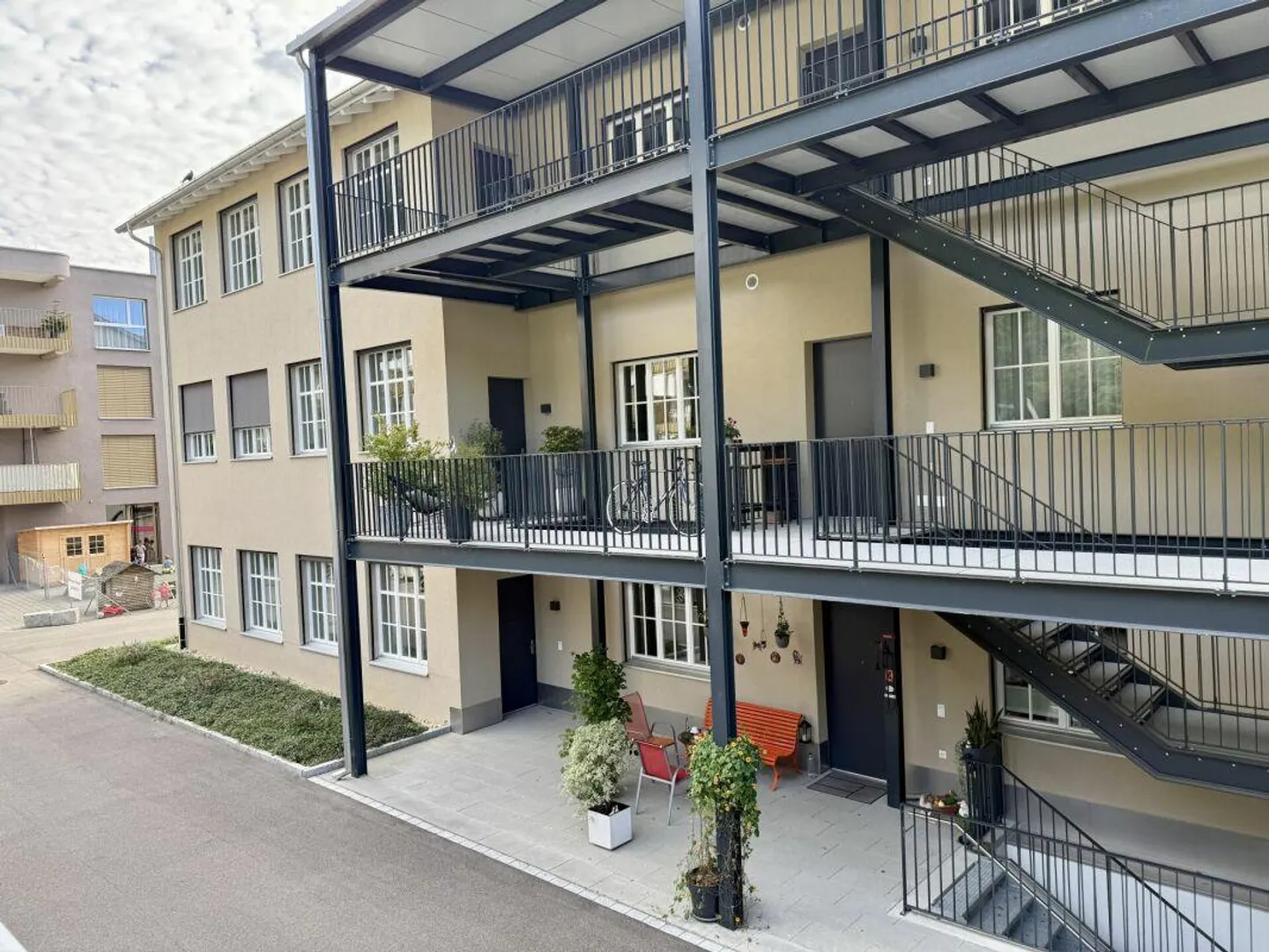 Appartement de 4,5 pièces de style loft, adapté aux familles, avec patio - Photo 12 sur 13