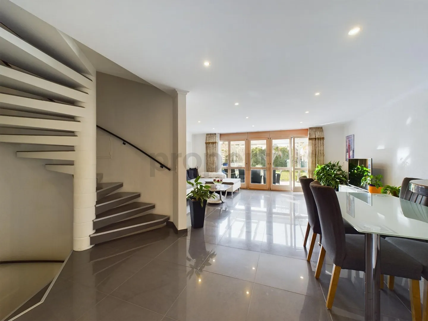 Inviting terraced house in Winterthur/Dättnau with 5.5 rooms - Photo 2 of 12