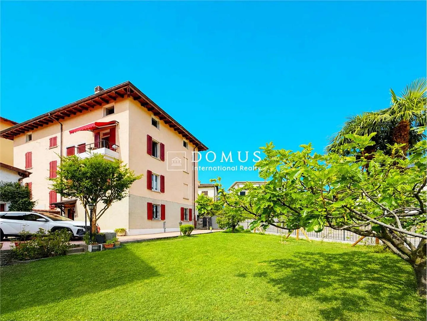 Independent house with 5 apartments, garden and garage - Photo 1 of 9