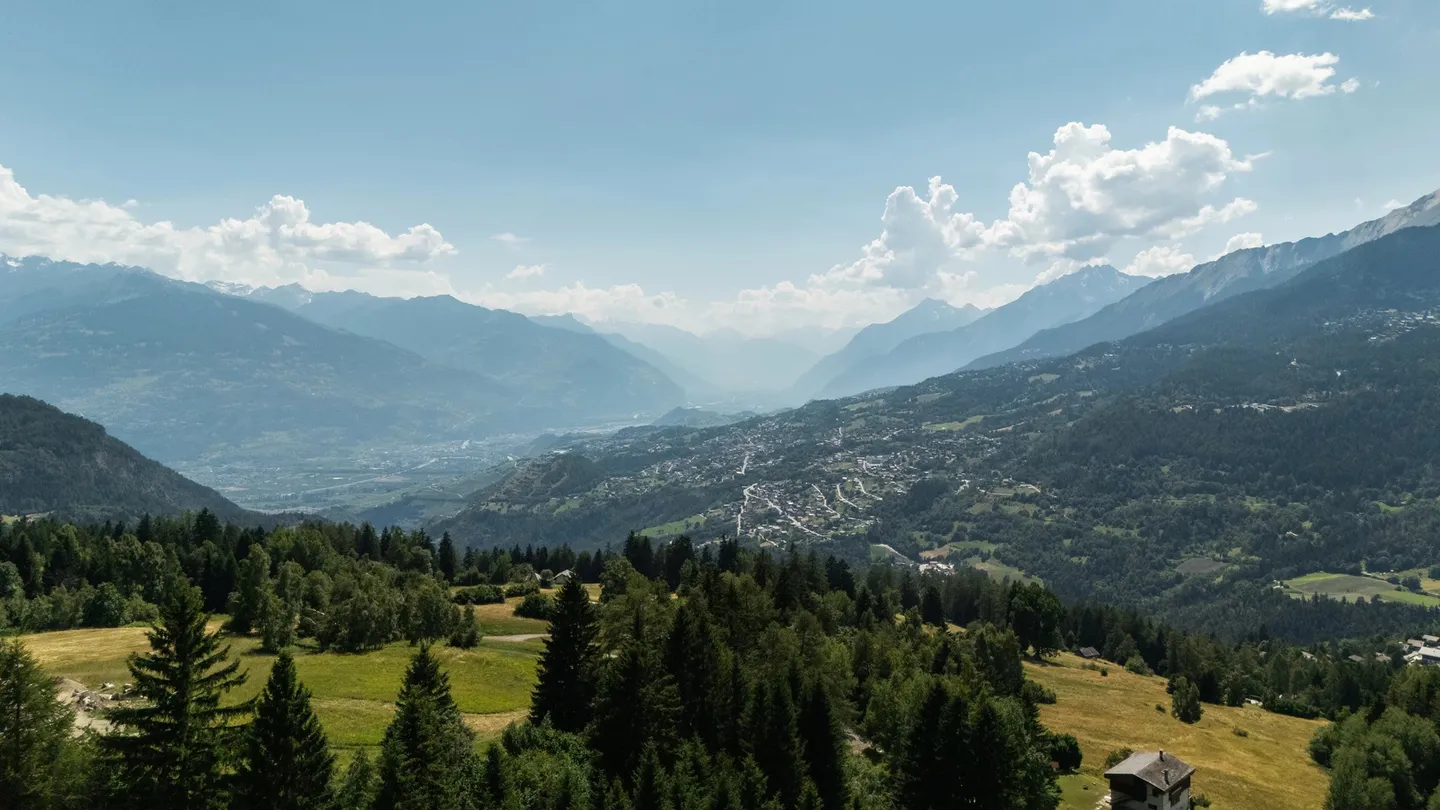New chalet in Crans-Montana with panoramic views. - Foto 3 von 22
