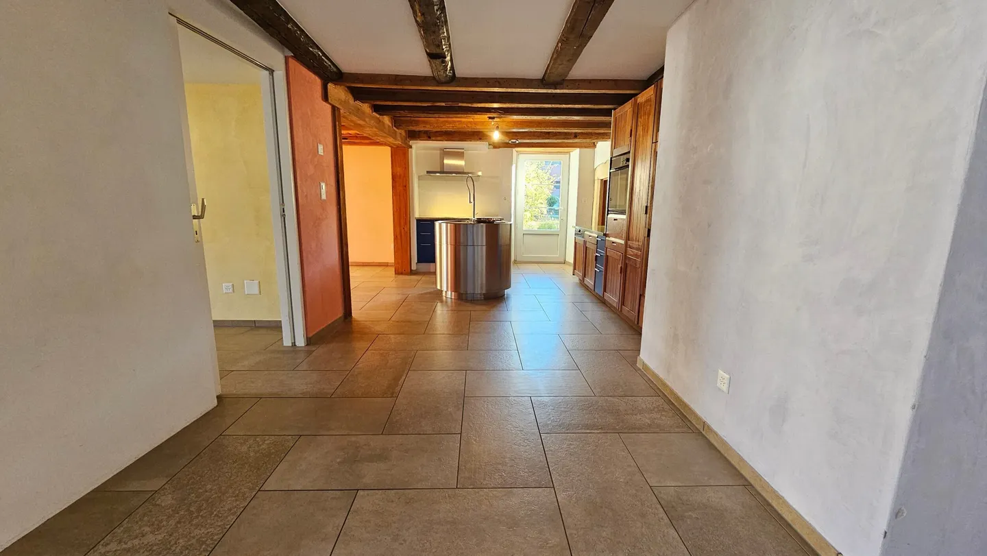 Charming Ground-Floor Apartment - Photo 7 of 13