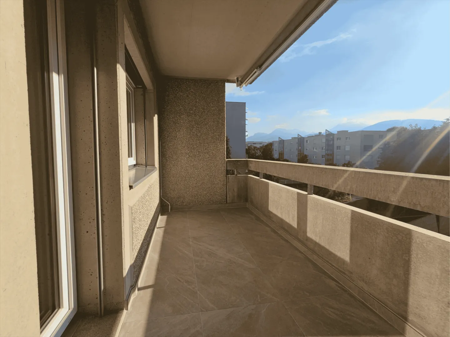 spacious 3.5 room apartment, modern and very bright, close to downtown - Photo 4 of 12