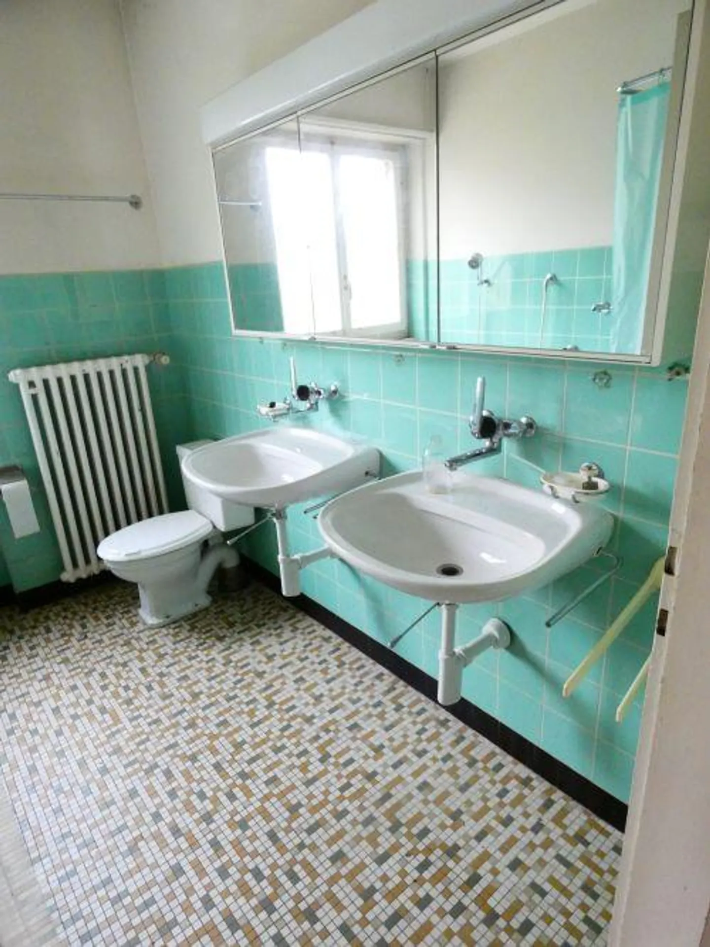 Maison individuelle semi-détachée nécessitant des rénovations - Photo 10 sur 11