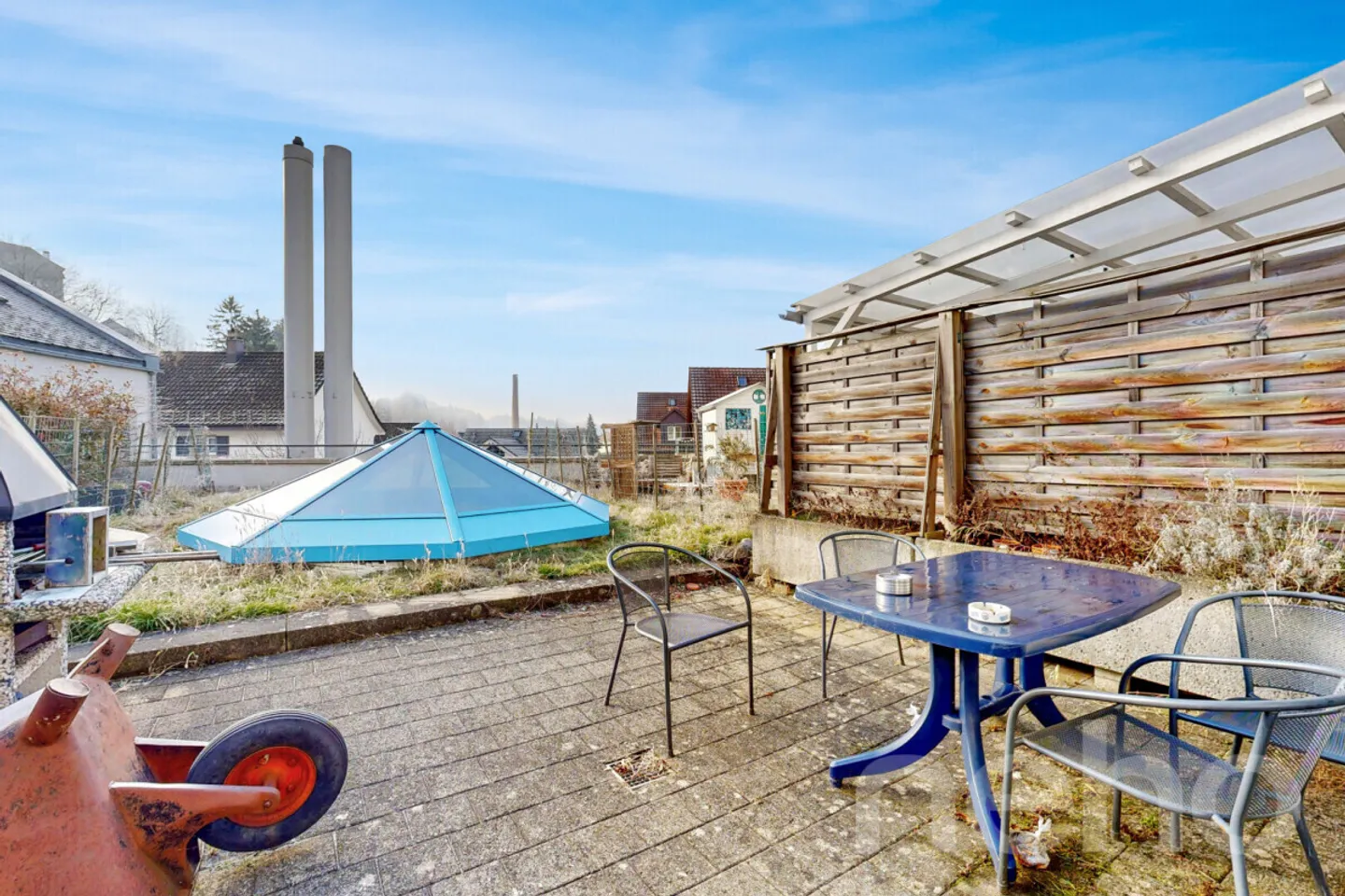 Vie confortable sur deux étages avec terrasse ensoleillée - Photo 3 sur 10
