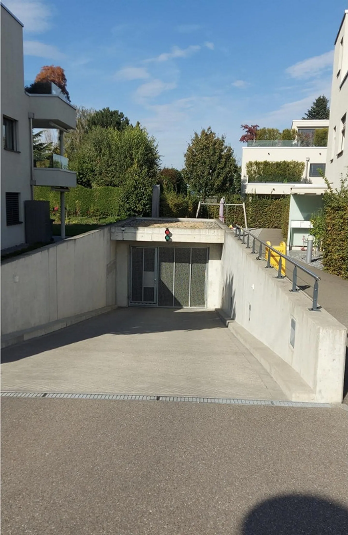 Place de parking souterrain moderne près du lac et à côté de la gare - Photo 2 sur 8