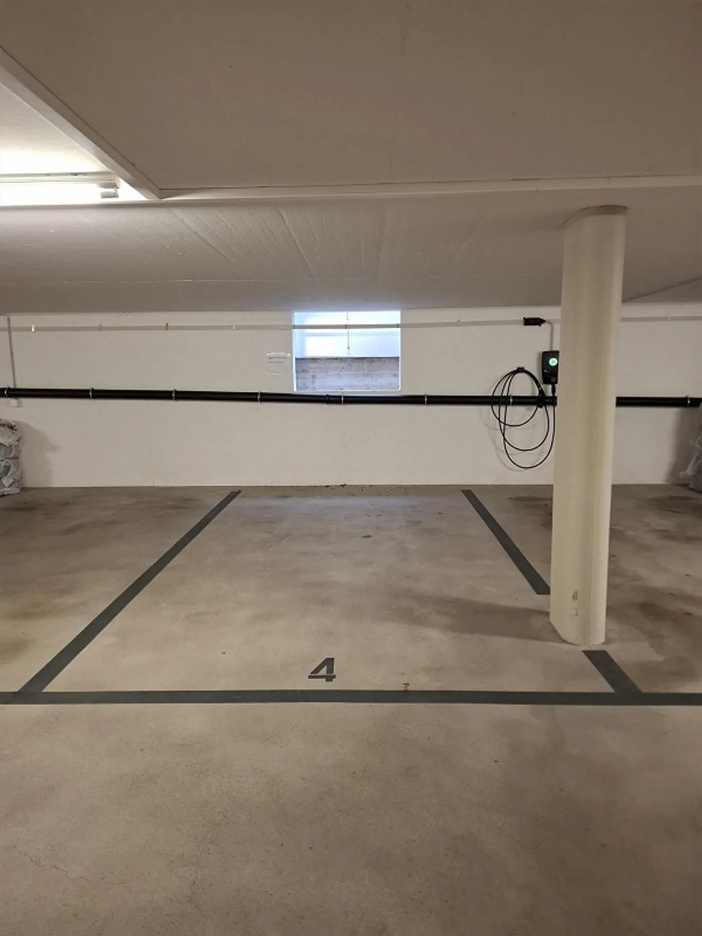 Place de parking souterrain moderne près du lac et à côté de la gare - Photo 4 sur 8