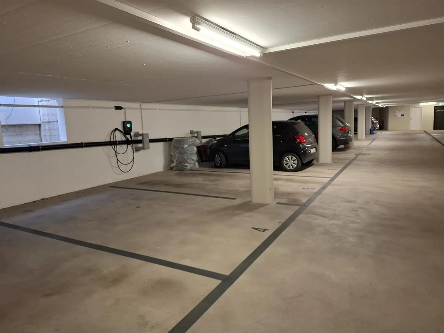 Place de parking souterrain moderne près du lac et à côté de la gare - Photo 5 sur 8