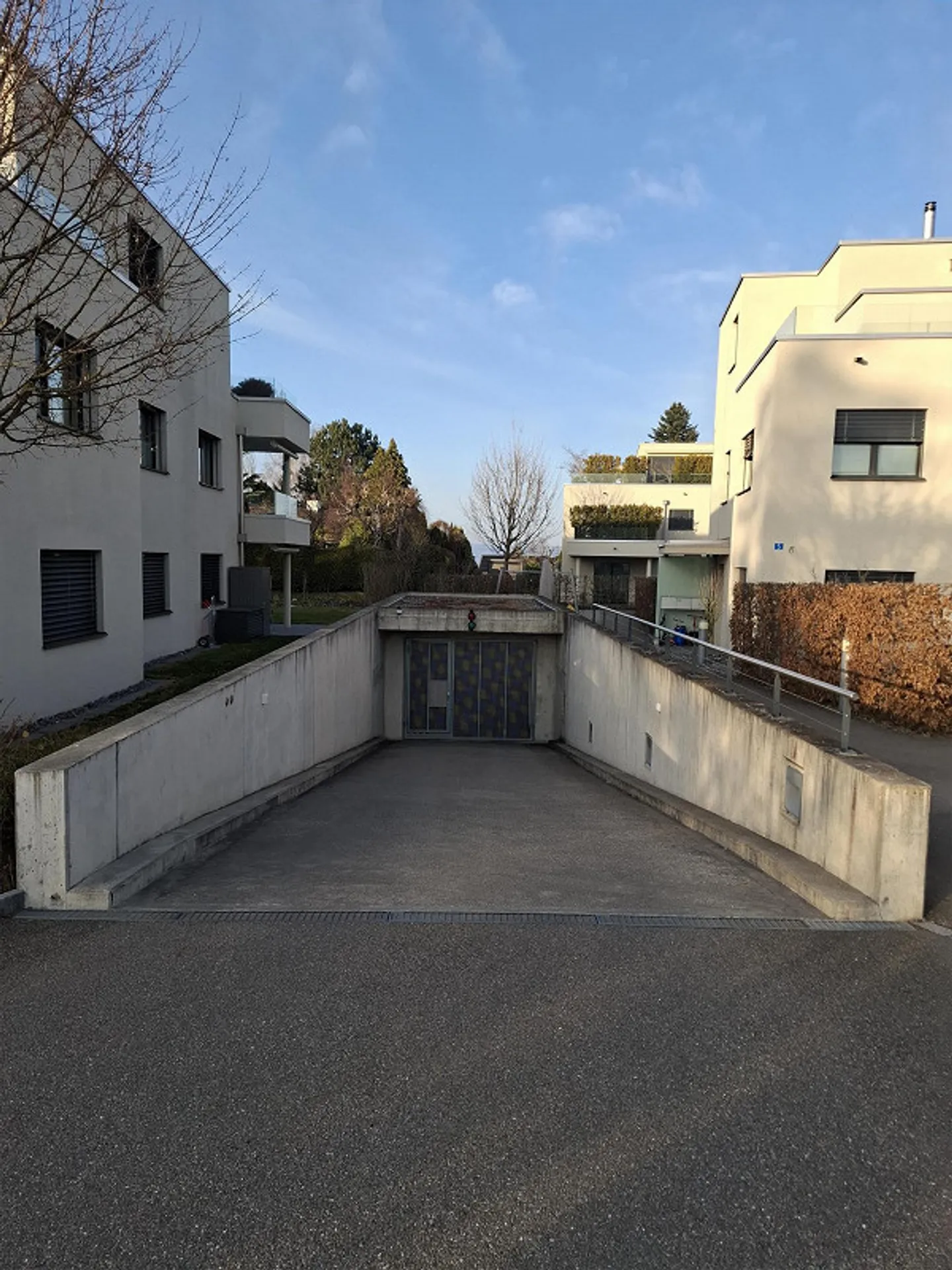 Place de parking souterrain moderne près du lac et à côté de la gare - Photo 6 sur 8