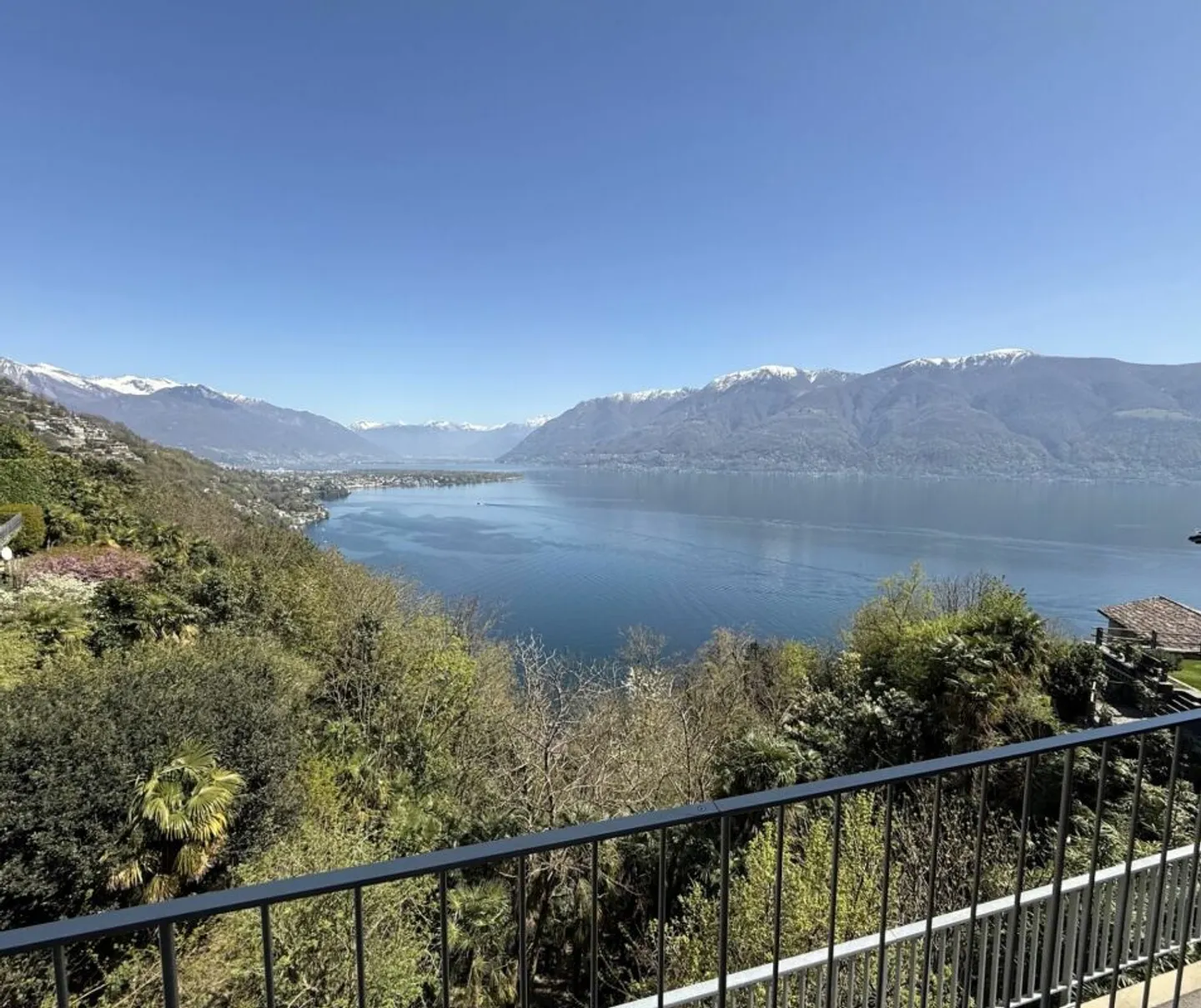 Two-family villa with lake view in a sought-after location of Ronco sopra Ascona - Photo 1 of 17