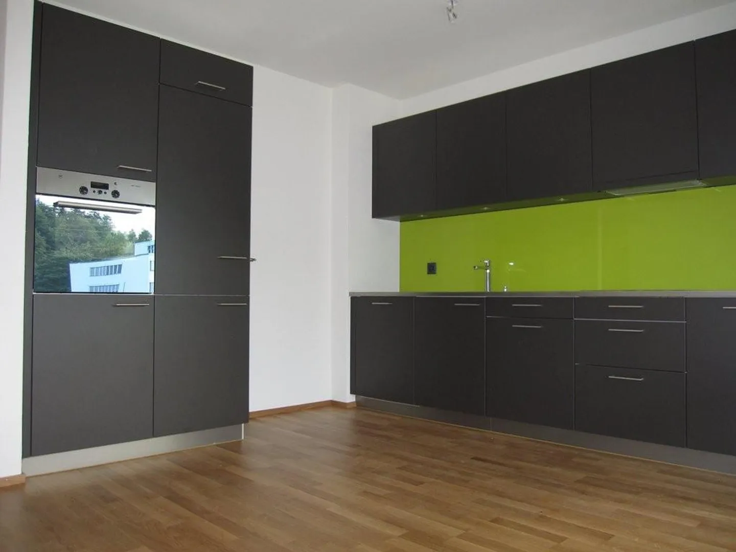 Vicino a WestSide: Appartamento familiare moderno con 2 balconi - Foto 2 di 5