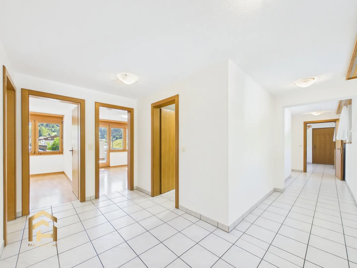 Bright, spacious 4.5-room apartment with balcony & lift - Photo 1 of 13